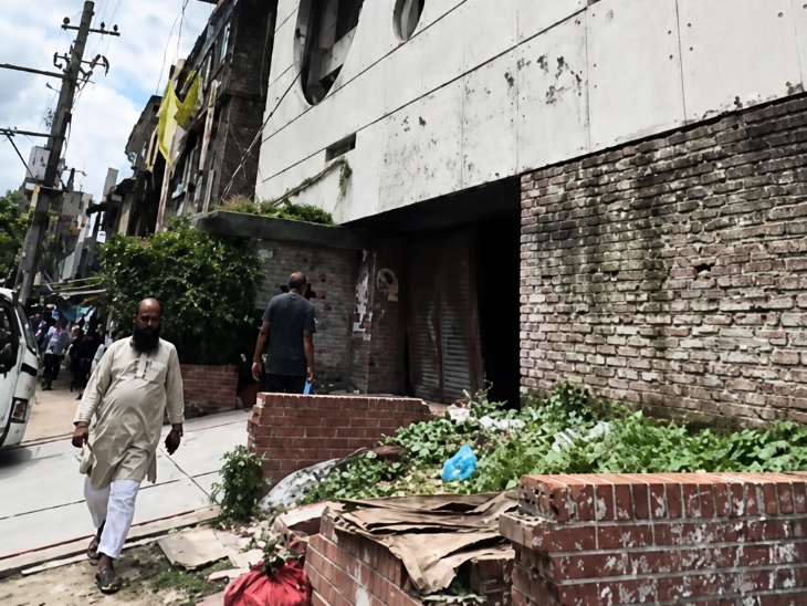 ढाका में अवामी लीग का हेडऑफिस, सरकार विरोधी आंदोलन के दौरान प्रदर्शनकारियों ने यहां आग लगा दी थी। तभी से ये बंद है।