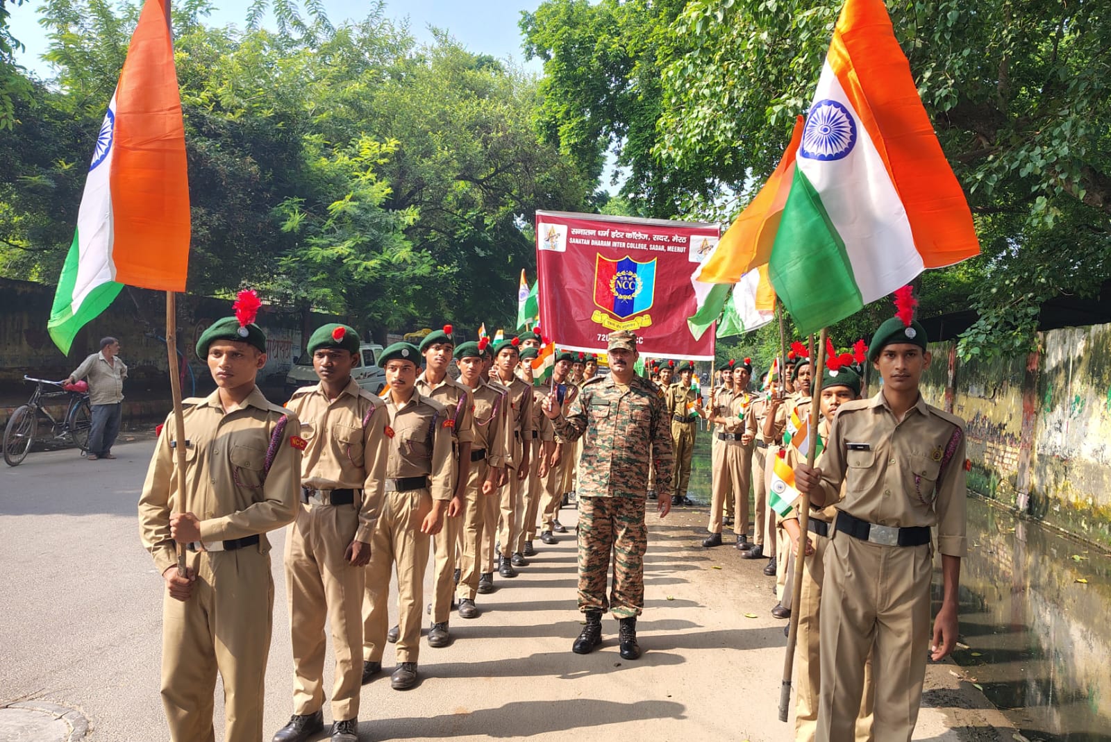 एनसीसी कैडेट्स ने हाथों में तिरंगा लेकर शहर में यात्रा निकाली।