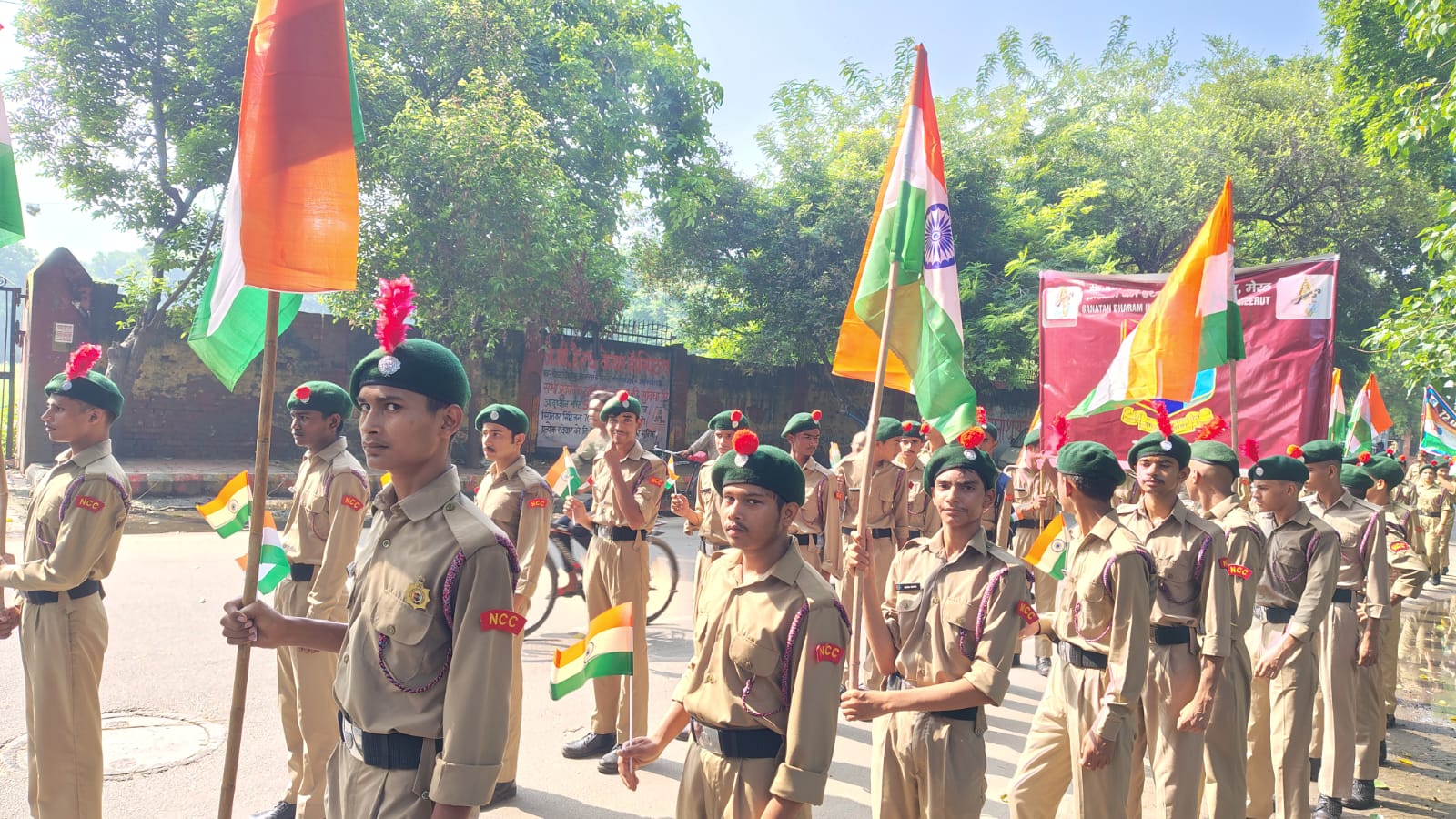 कैडेट्स ने 'भारत माता की जय' के नारों के साथ लोगों को जागरूक किया ।