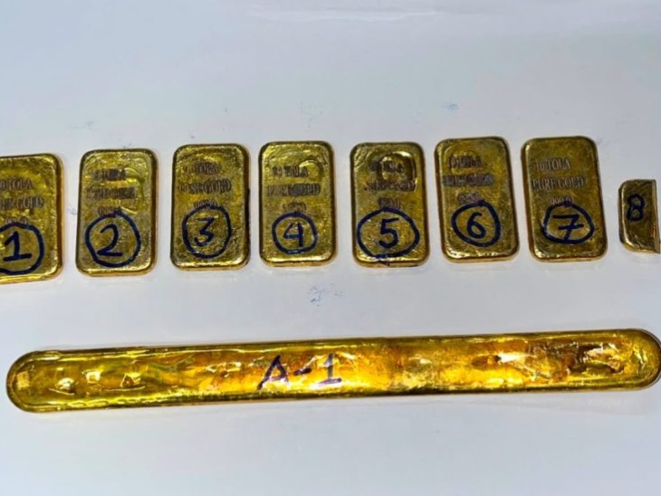 The seized gold includes 7 gold biscuits and one gold bar.