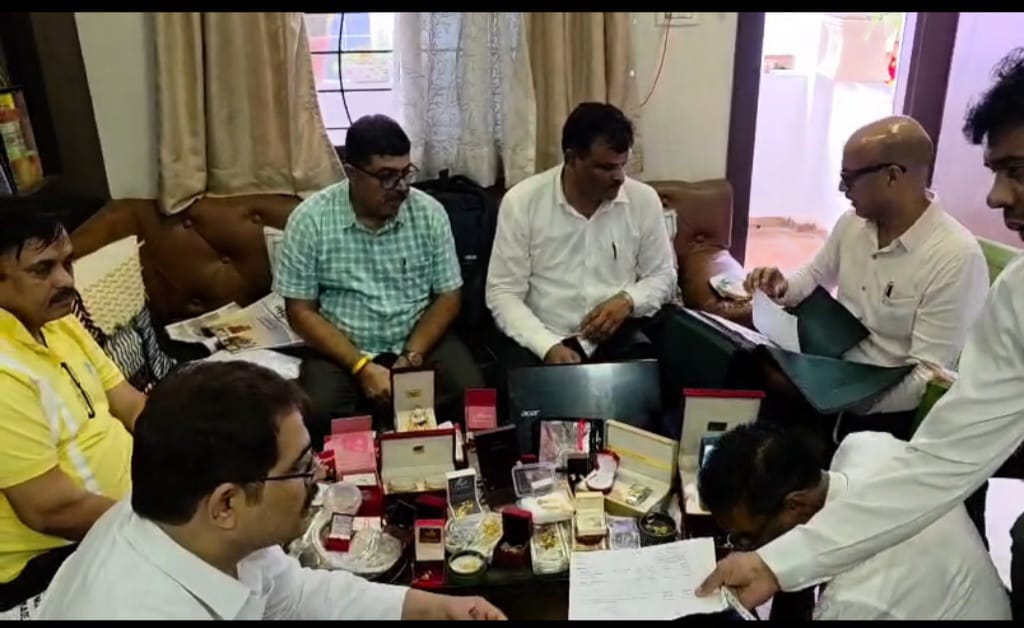 लोकायुक्त की टीम जब्त संपत्ति का आकलन कर रही है।