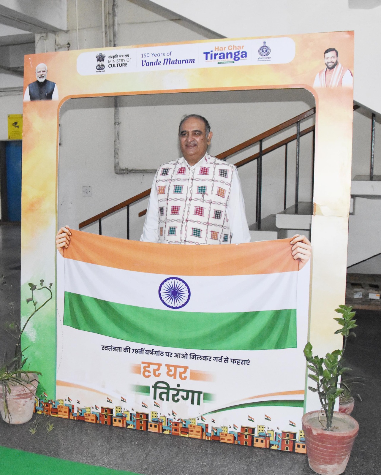 प्रदर्शनी के दौरान सेल्फी प्वाइंट पर राष्ट्रीय ध्वज के साथ कुलपति प्रो. बीआर कंबोज।