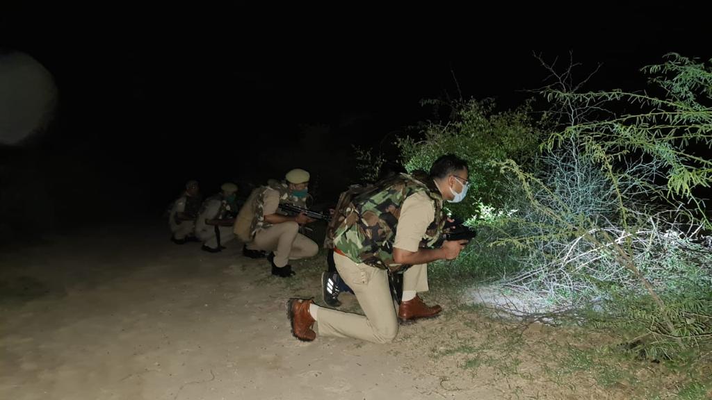 जंगल में मुठभेड़ के दौरान बदमाशों से मोर्चा लेते IPS सत्यजीत गुप्ता।
