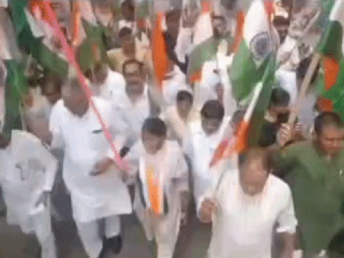 रोहतक में चेयरपर्सन के नेतृत्व में निकाली तिरंगा यात्रा; सोशल मीडिया पर वीडियो वायरल|रोहतक,Rohtak - Dainik Bhaskar