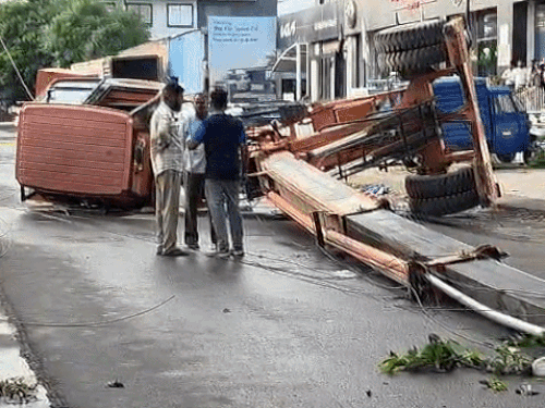 The crane lying on the road, police have sealed the incident site.