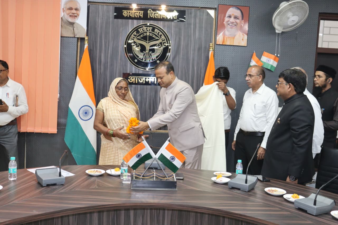 आजमगढ़ में शहीद परिवारों को सम्मानित करते जिले के डीएम रविंद्र कुमार।