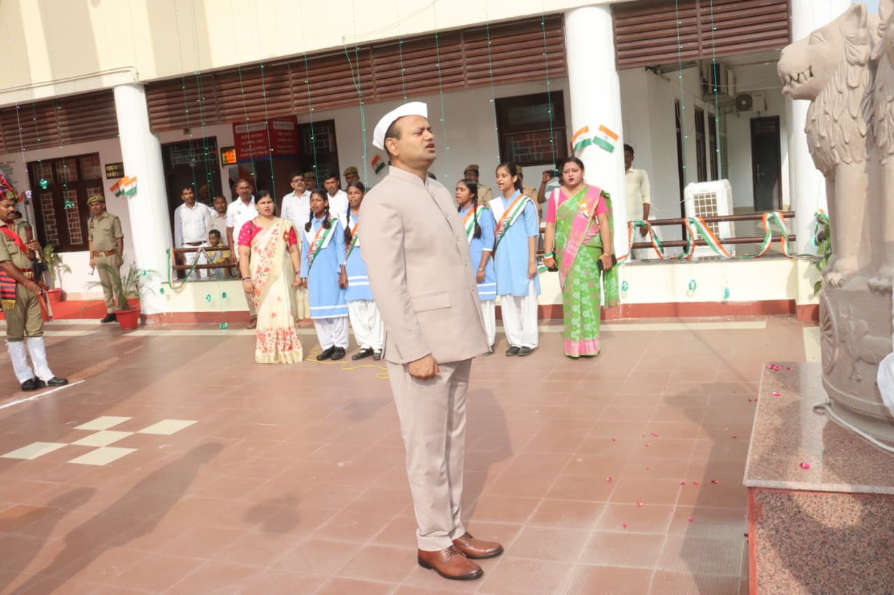 आजमगढ़ कलेक्ट्रेट में झंडा फहराते डीएम रविंद्र कुमार।