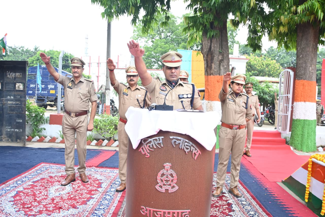 आजमगढ़ में पुलिस कर्मियों को शपथ दिलाते एसएसपी डॉक्टर अनिल कुमार।