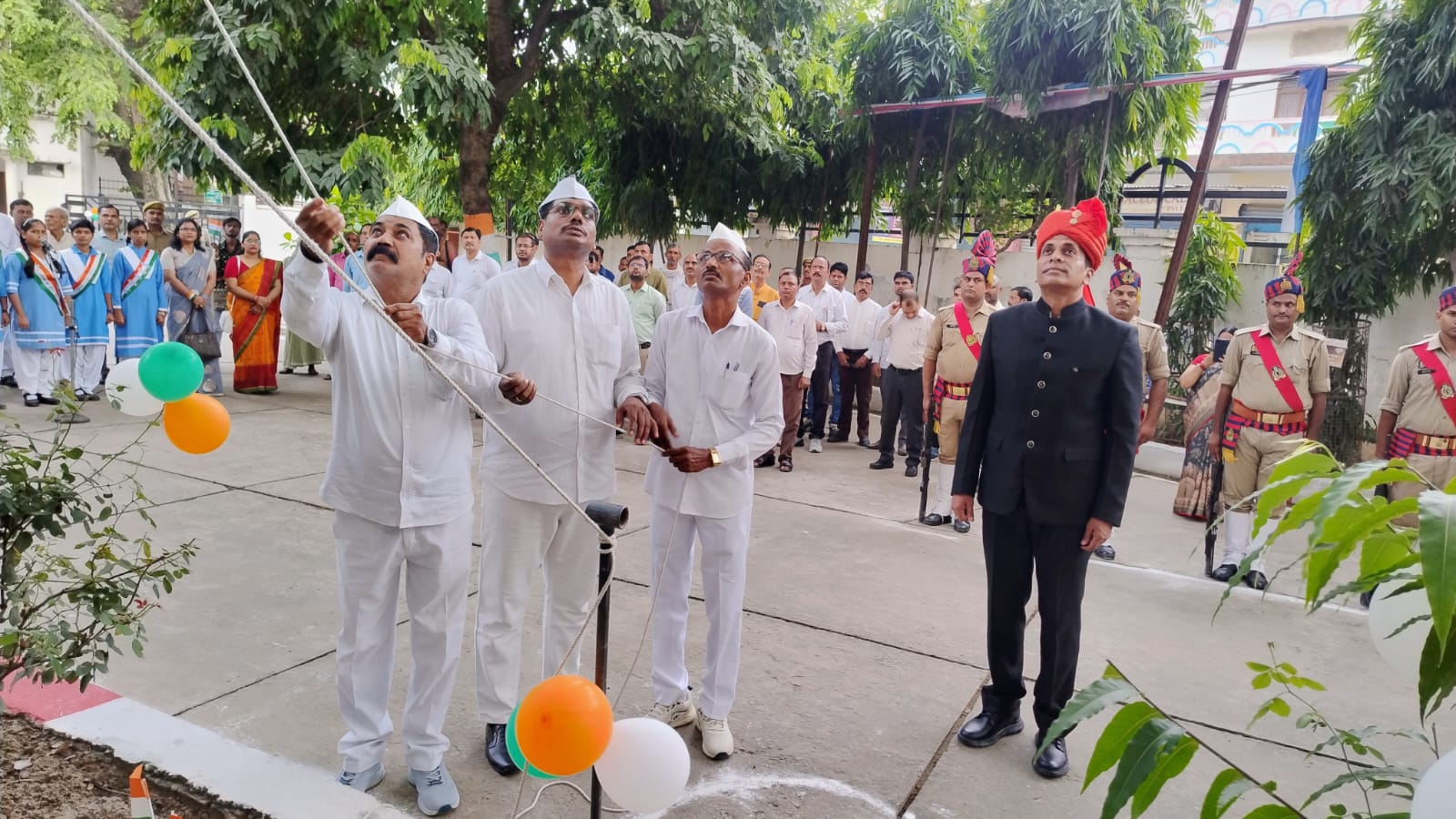 आजमगढ़ में कमिश्नर कैंप ऑफिस में फहरा तिरंगा।