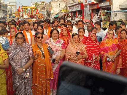महिलाओं ने तीज माता की पूजा-अर्चना की और तीज के पारंपरिक गीत गाए।
