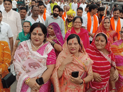 सवारी में बड़ी संख्या में महिलाएं और युवतियां सतरंगी लहरिया पोशाक पहनकर शामिल हुईं।