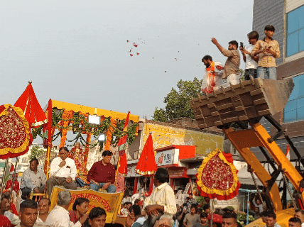 तीज माता की पालकी पर बुलडोजर से पुष्प वर्षा की गई, जिससे माहौल भक्तिमय हो गया।