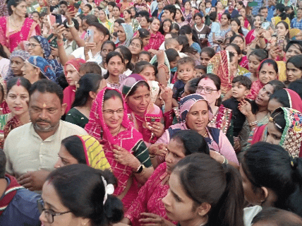 सीकर में तीज माता की सवार की दौरान भारी भीड़ मौजूद रही