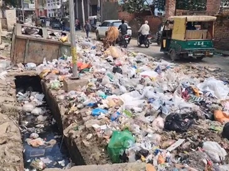 कर्मचारियों की हड़ताल के चलते लगे कूड़े के ढेर।