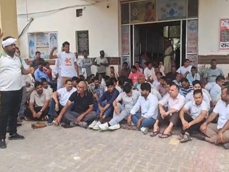 भिवानी नगर परिषद में धरने पर बैठे कर्मचारी।