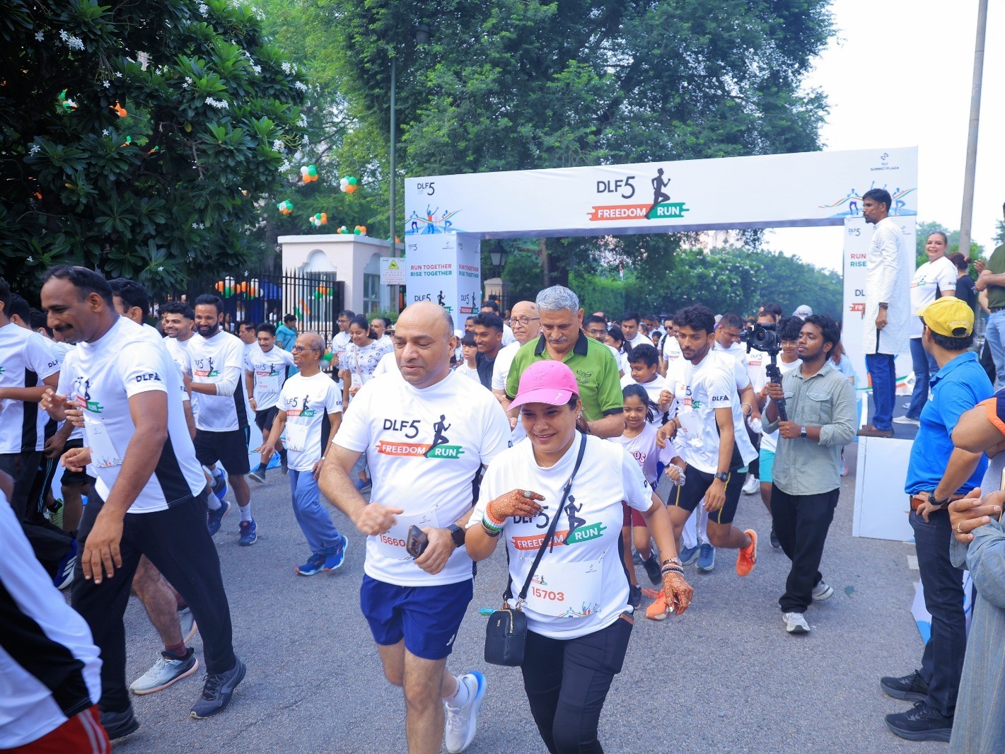 गुरुग्राम में पॉश इलाके डीएलएफ फेस-5 में निकाली गई फ्रीडम रन में दौड़ते रेजिडेंट्स।