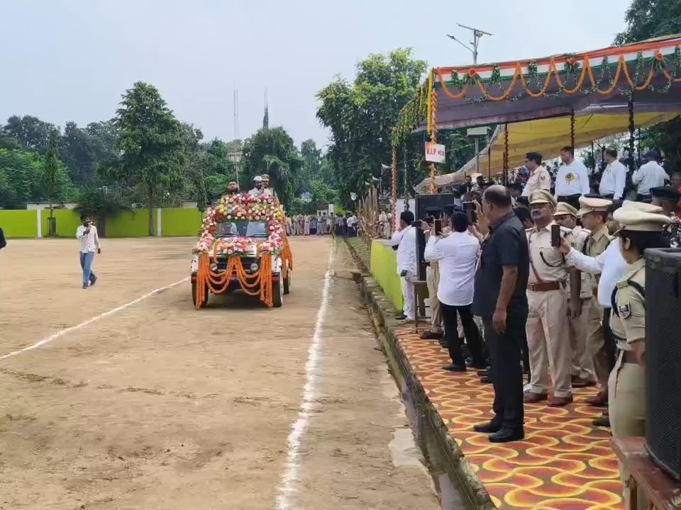 प्रभारी मंत्री ने परेड का निरीक्षण किया।