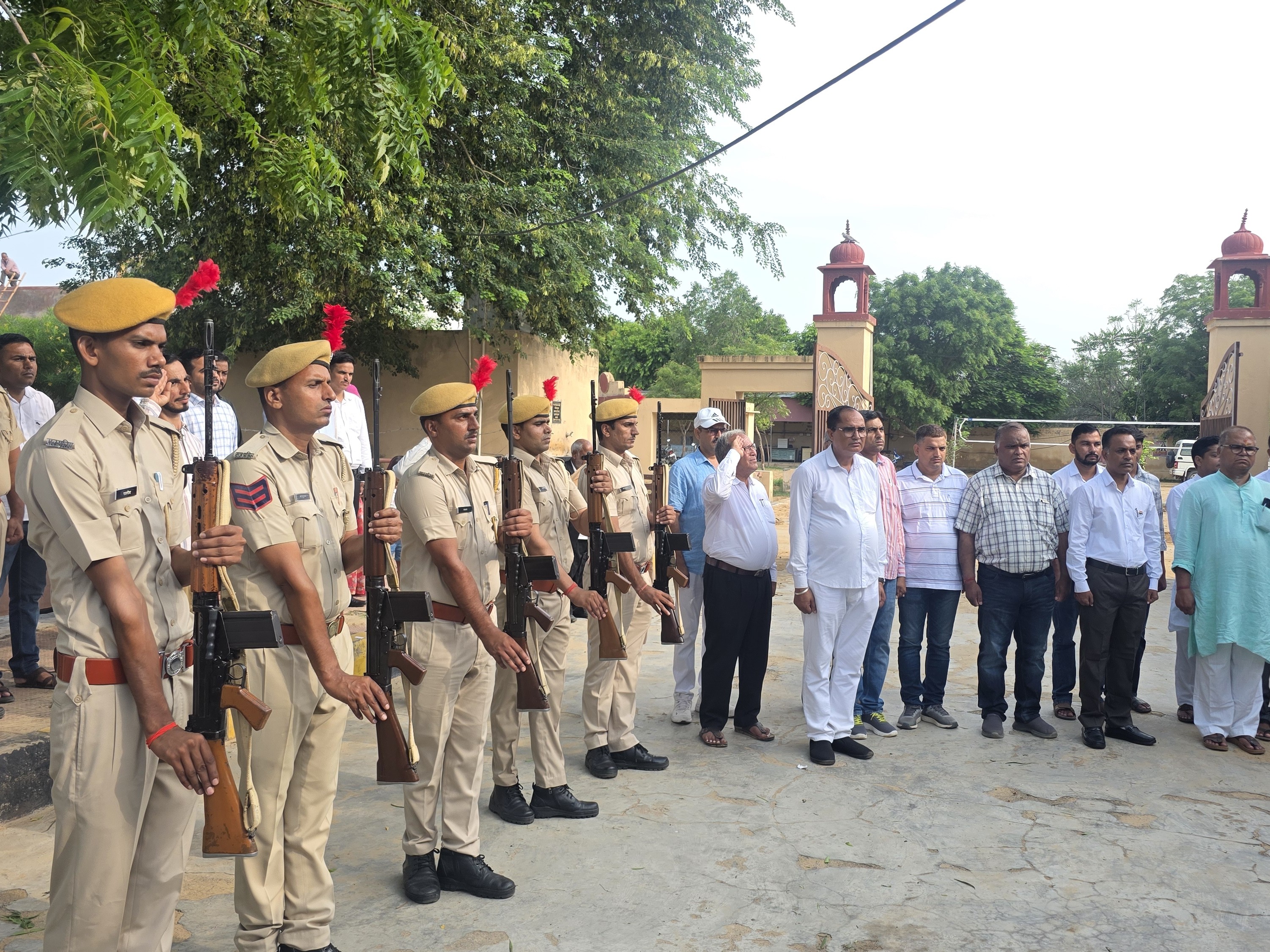 पुलिस जवानों ने दी गार्ड ऑफ ऑनर की सलामी