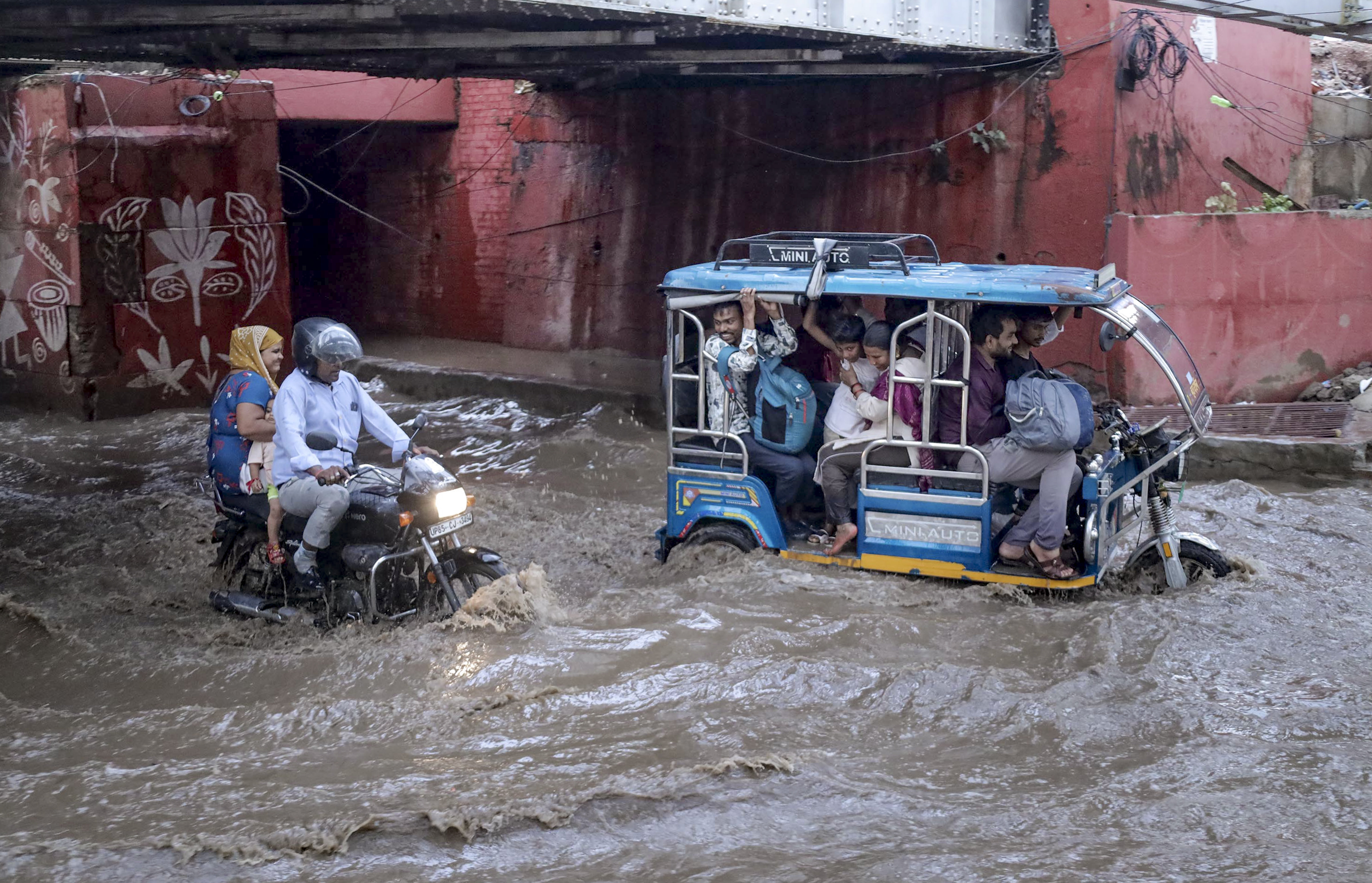 उत्तर प्रदेश के मथुरा में बारिश के बाद अंडरपास में पानी भर गया।