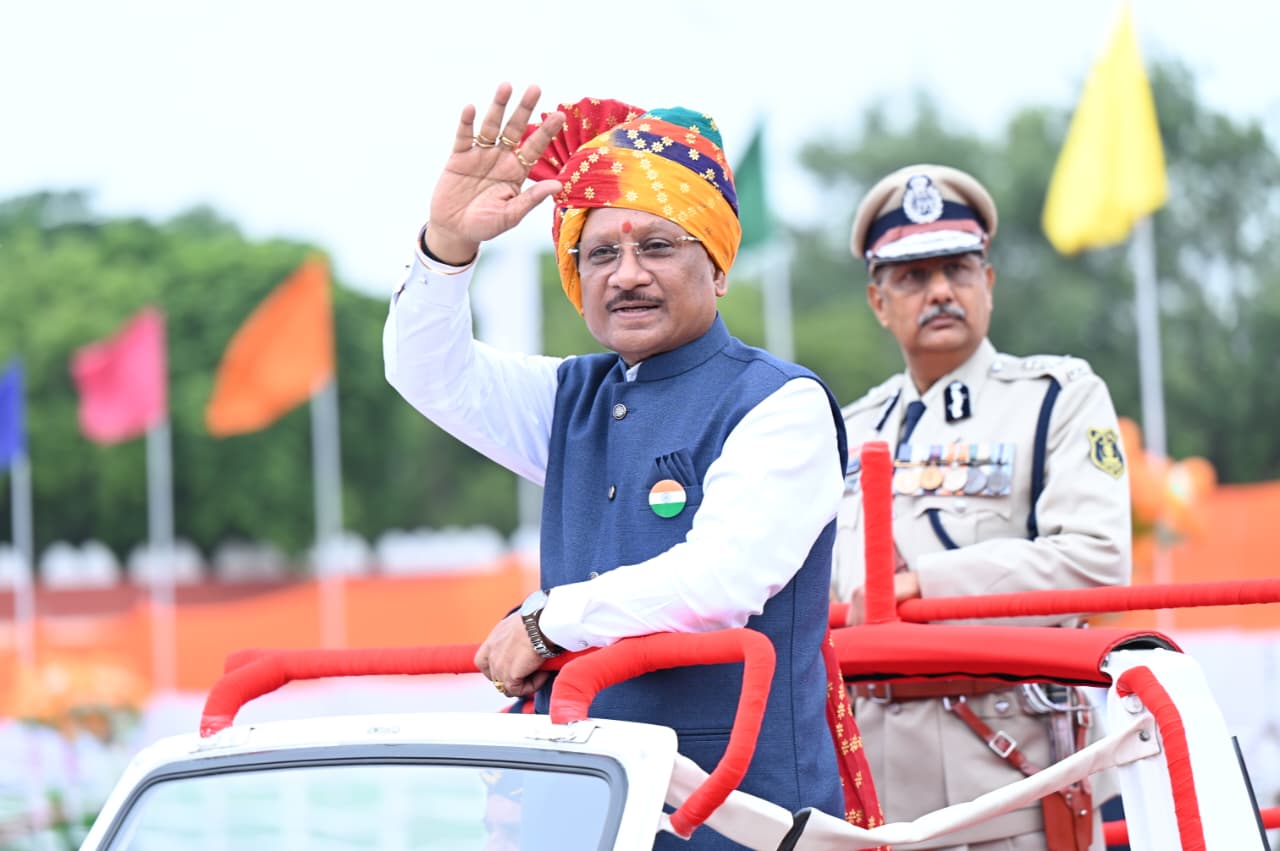 परेड की सलामी लेने के दौरान की सीएम की तस्वीर।