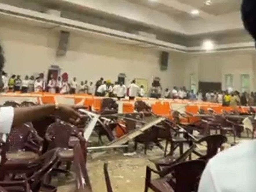 समारोह के बीच में गिरी सीलिंग