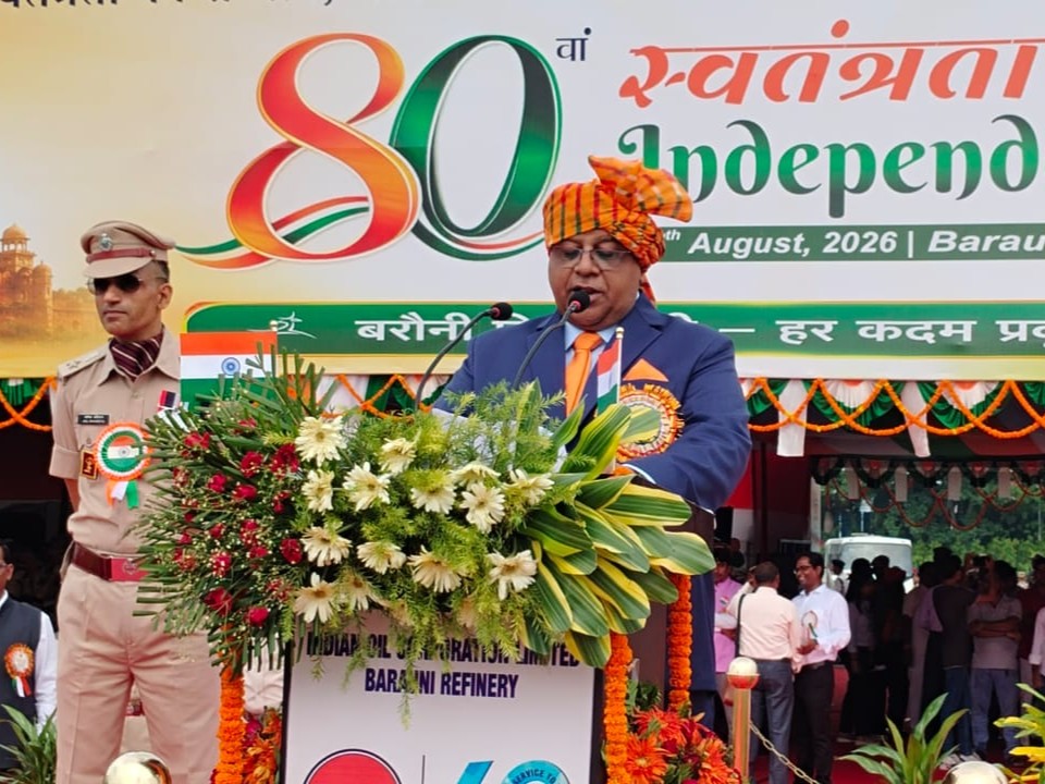 सभा को संबोधित करते हुए रिफाइनरी प्रमुख।