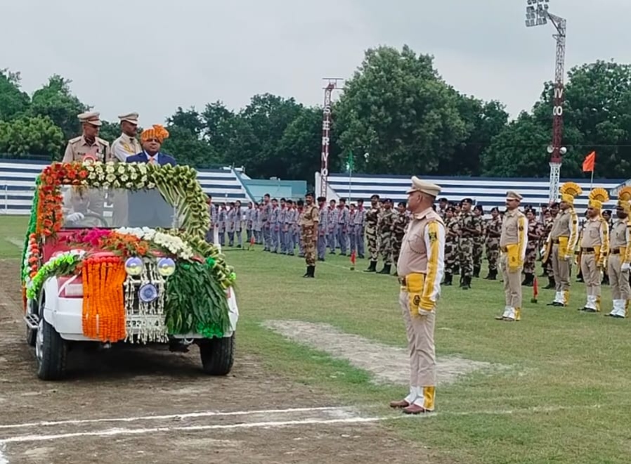 परेड का निरीक्षण करते हुए रिफाइनरी प्रमुख सत्य प्रकाश।