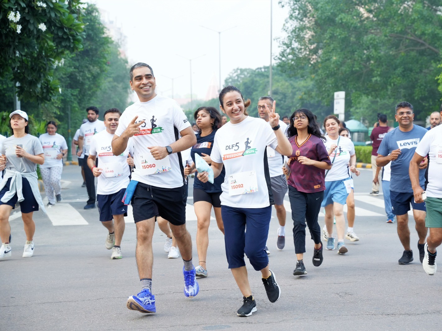 गुरुग्राम में पॉश इलाके डीएलएफ फेस-5 में निकाली गई फ्रीडम रन में दौड़ते रेजिडेंट्स।