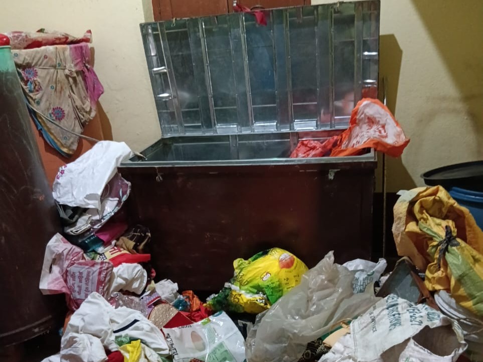 चोरी के बाद बिखरा पड़ा सामान।