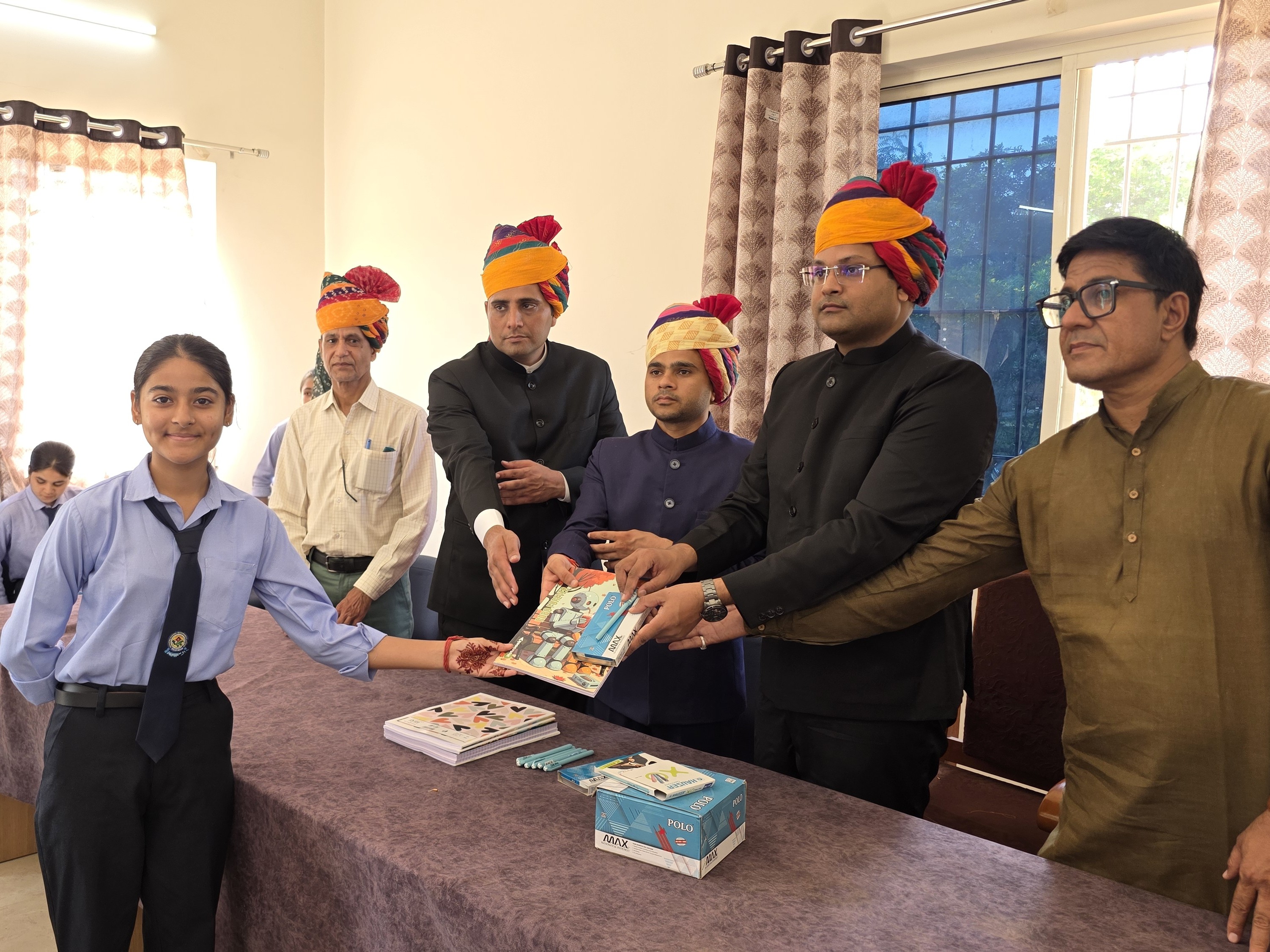 स्वतंत्रता दिवस समारोह पर बालिकाओं को बांटी पेन-नोटबुक