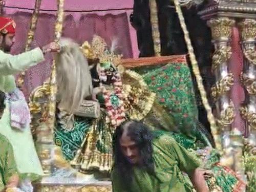 10 किलो सोने, 1000 किलो चांदी से बने झूले पर झूलते हैं; VIDEO में ठाकुरजी के दर्शन|उत्तरप्रदेश,Uttar Pradesh - Dainik Bhaskar