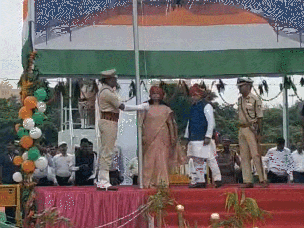 SAF ग्राउंड पर विधानसभा अध्यक्ष ने किया ध्वजारोहण; BSF जवानों ने दिखाए स्टंट|ग्वालियर,Gwalior - Dainik Bhaskar