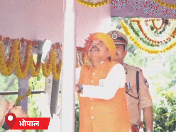 CM ने फहराया तिरंगा, सरपंच घूंघट डालकर पहुंचीं; इंदौर में बच्चों को बांटे कीड़े वाले लड्डू|भोपाल,Bhopal - Dainik Bhaskar