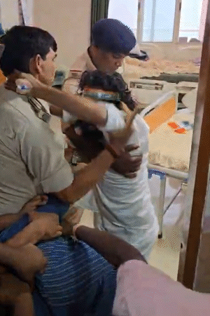 देवेंद्रनाथ और पुलिस में धक्का-मुक्की हुई है।