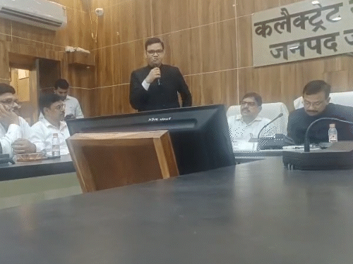 कलेक्ट्रेट सभागार में स्वतंत्रता दिवस कार्यक्रम में रिंकू सिंह भाषण दे रहे थे। इस दौरान डीएम राजेश कुमार पांडेय भी मौजूद थे।