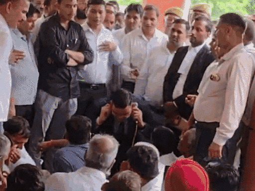 तस्वीर जुलाई, 2025 की है। उस वक्त IAS अफसर रिंकू सिंह राही ने वकीलों के सामने खुद उठक-बैठक लगाई थी।