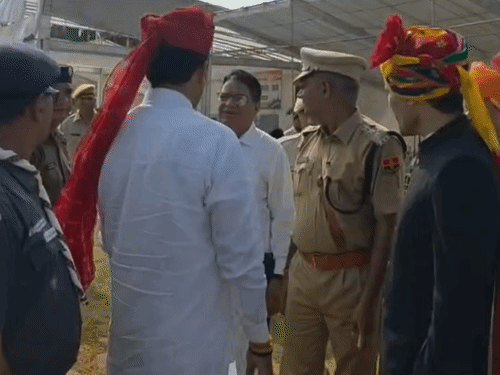 लोगों की नजर में आते ही कर्मचारियों को उल्टा तिरंगा फहराने की सूचना दी। विधायक और कार्यवाहक एसडीएम ने कर्मचारियों को फटकार भी लगाई।