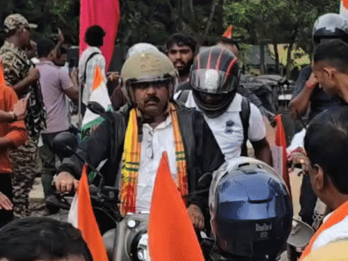 डिप्टी CM विजय शर्मा और वन मंत्री केदार कश्यप बाइक चलाकर पहुंचे।