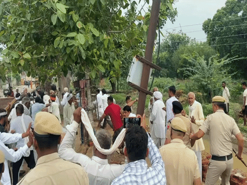 हांसी में सीएम का विरोध करने जा रहे ग्रामीणों पर लाठीचार्ज करती पुलिस। - Dainik Bhaskar