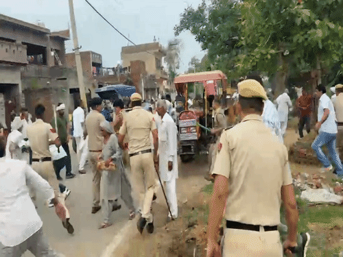 ग्रामीणों पर लाठीचार्ज करती पुलिस।