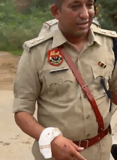पथराव में हांसी एसपी विनोद के हाथ में चोट लग गई, रूमाल बांधकर उन्होंने खून रोका।