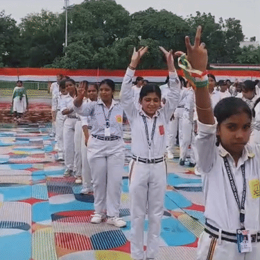 पानीपत में बारिश के बीच पीटी करते स्टूडेंट।