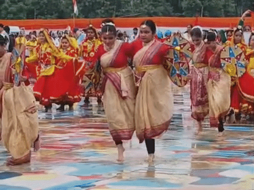 पानीपत में पानी में ही प्रस्तुति देतीं छात्राएं।