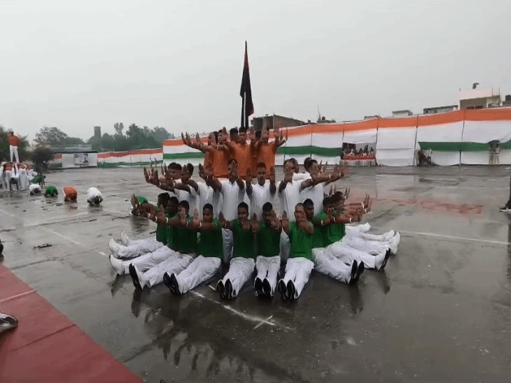 यमुनानगर में बारिश के बीच प्रस्तुति देते पुलिस के जवान।