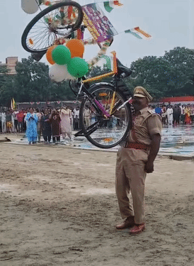 पानीपत में एसआई ताराचंद ने दांतों से साइकिल उठा दी। मंत्री कृष्ण पंवार ने उन्हें 2100 का नकद पुरस्कार दिया।