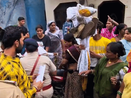 पुलिस से मामले की शिकायत कर आरोपियों पर कार्रवाई की मांग की।