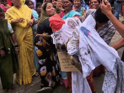 50 से अधिक लोगों ने प्रतीकात्मक पुतला फूंका।