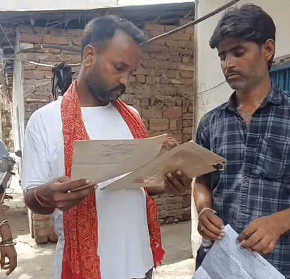 भास्कर की रिपोर्टर को घर-जमीन के पेपर दिखाते लोग स्य़ानीय लोग।