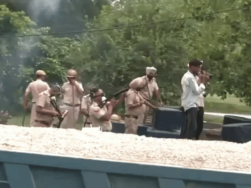 चंडीगढ़ पुलिस ने गन से आंसू गैस के गोले छोड़े।