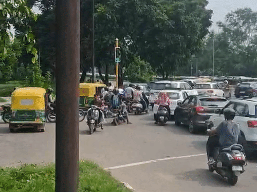 सेक्टर 42/53 चौक पर लगे जाम में फंसे वाहन। इसके साथ आसपास के सभी रास्तों को भी पूरी तरह बंद कर दिया गया है।